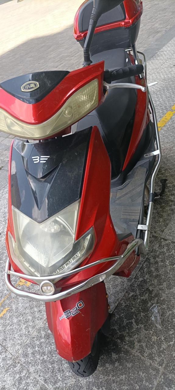 出台迅鹰款电动车,60伏5个大电池,续航美丽