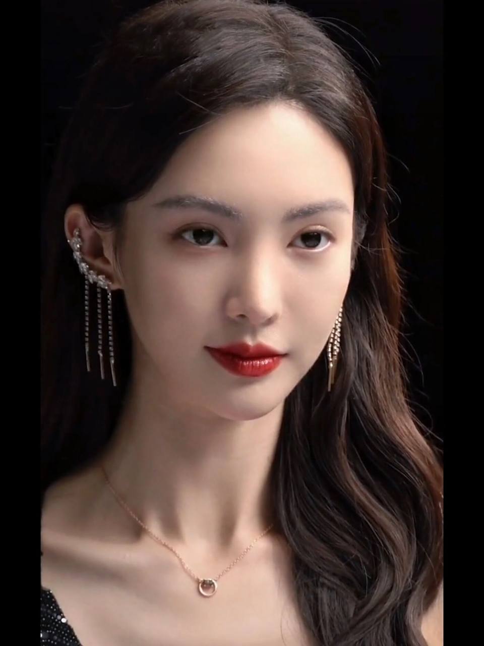 32岁的金晨在孤注一掷里面,真的太美了,我太爱她的颜了,五官立体,眉眼