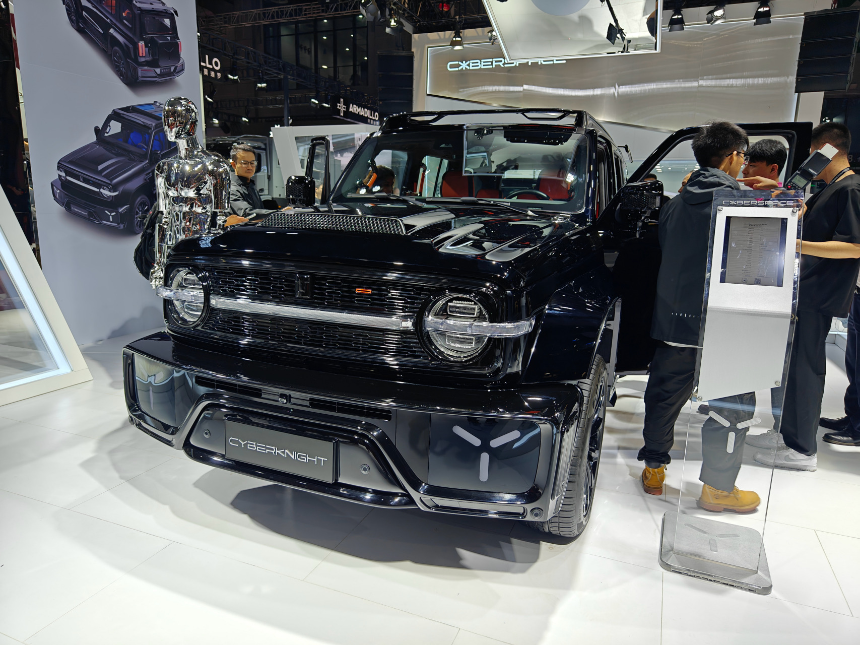 打卡超境汽车展台,这款改装的坦克300赛博骑士太吸睛了,全车武士黑