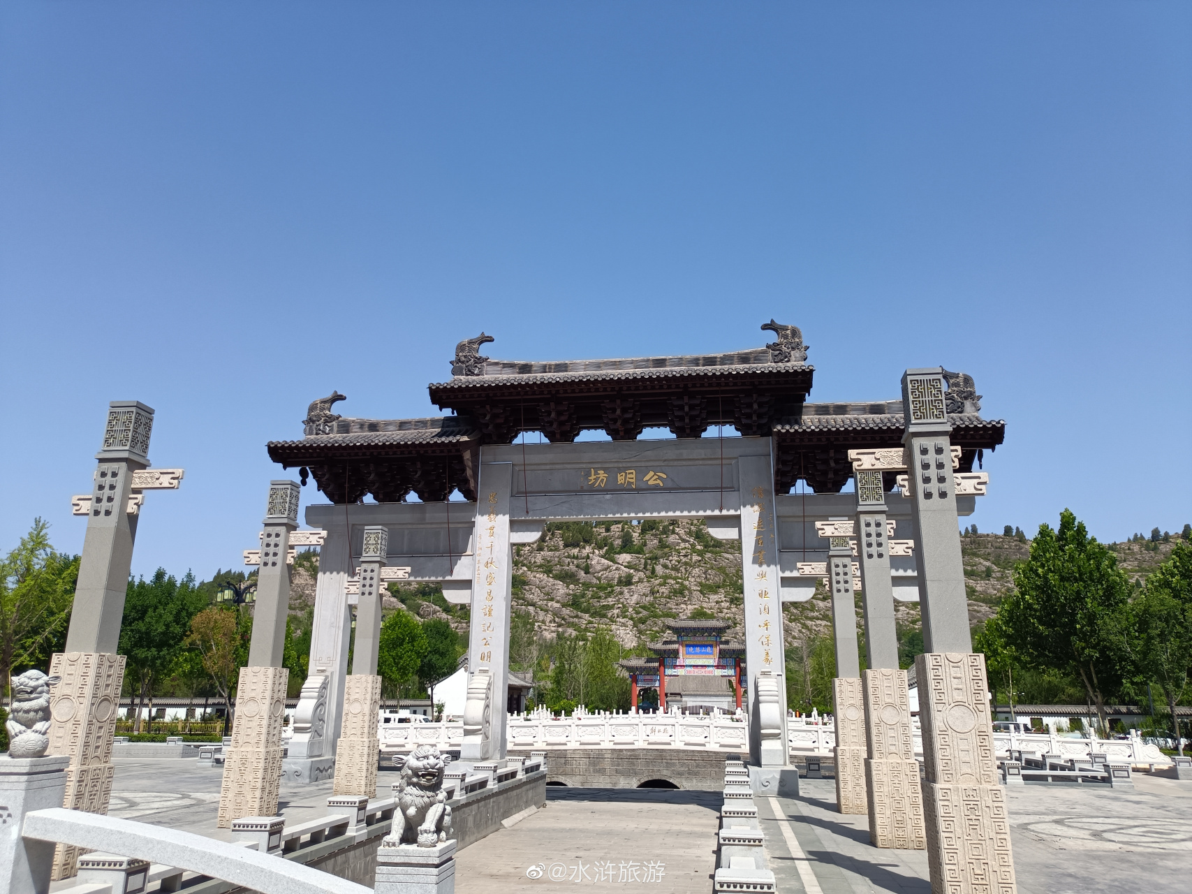 水泊梁山##梁山# 位于梁山春园景区对过的公明坊,着实高大上,今天发