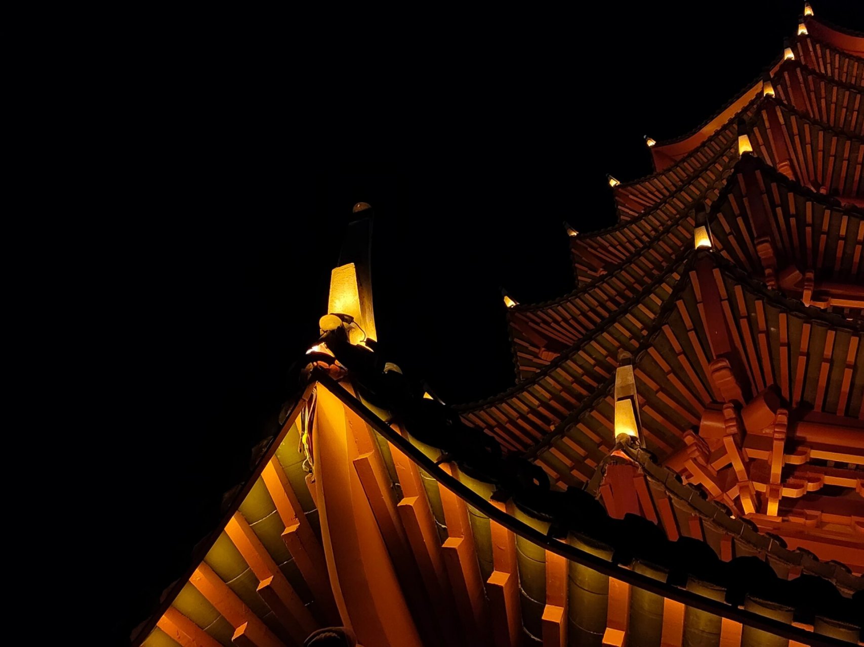 玉溪 | 凤凰塔 去幸福小镇玩啦 人还是比较多 凤凰塔晚上很美 但是不
