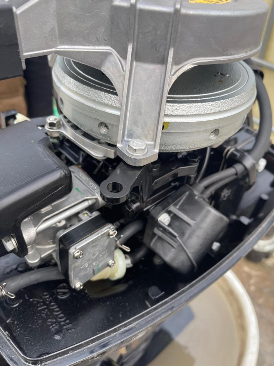 买了几个月的准新机,水星9.9马力船外机,带原装油箱!使用几次的机器!