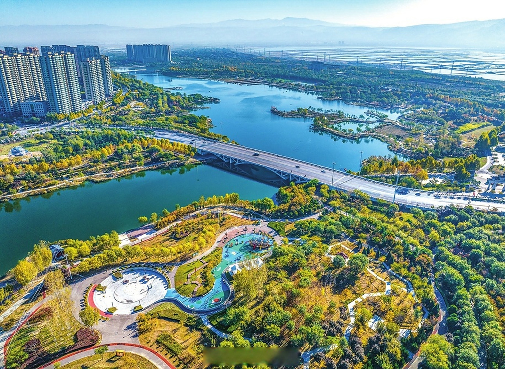 【美丽画卷】11月17日,运城市禹都公园湖水荡漾,五彩斑斓,宛如一幅