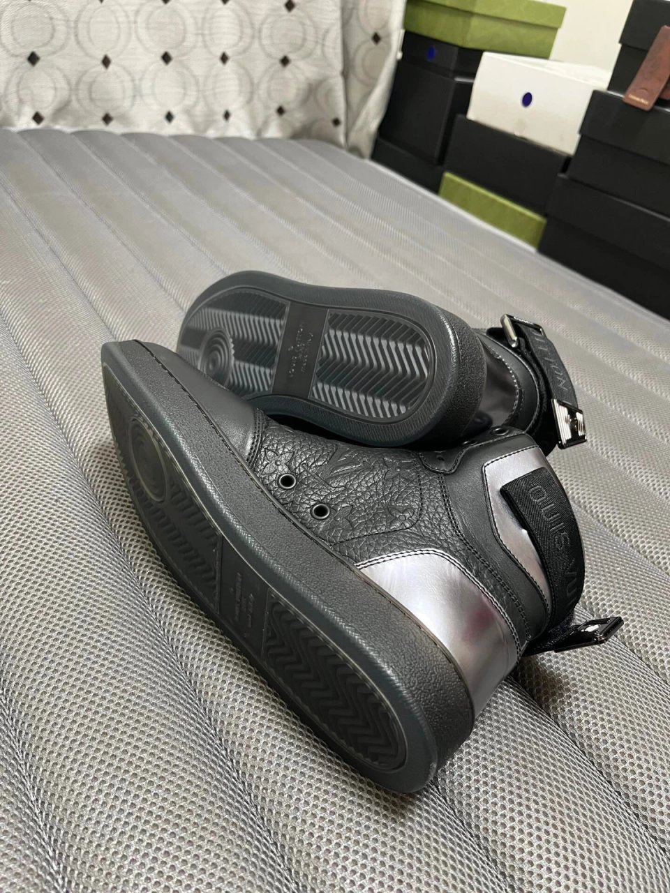 lv路易威登男鞋 065080 lv 路易威登男士老花满logo黑武士黑色银尾