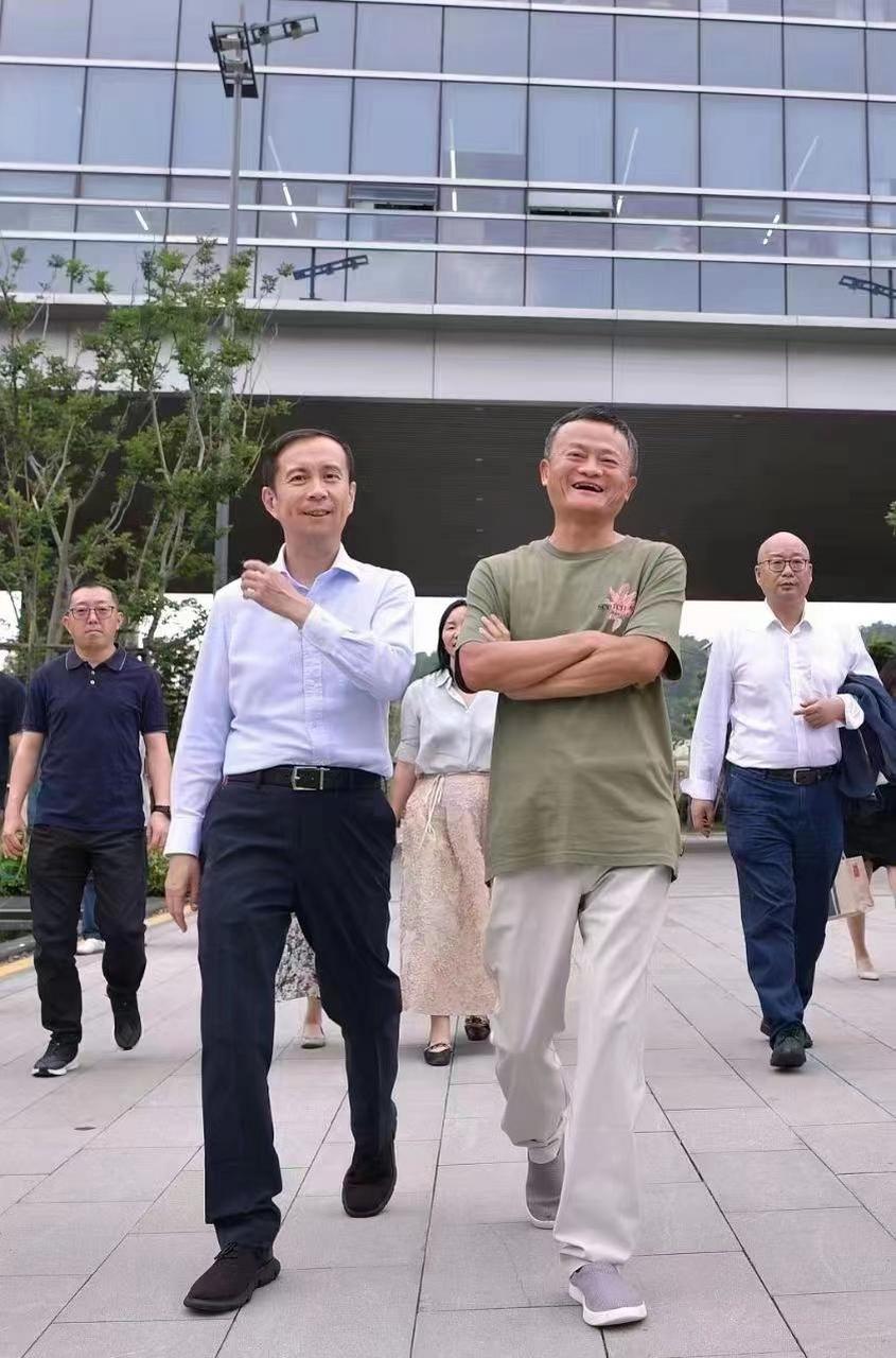 这次马云复出,在淘天集团内部开会强调,一个标杆企业到毁灭只要半年