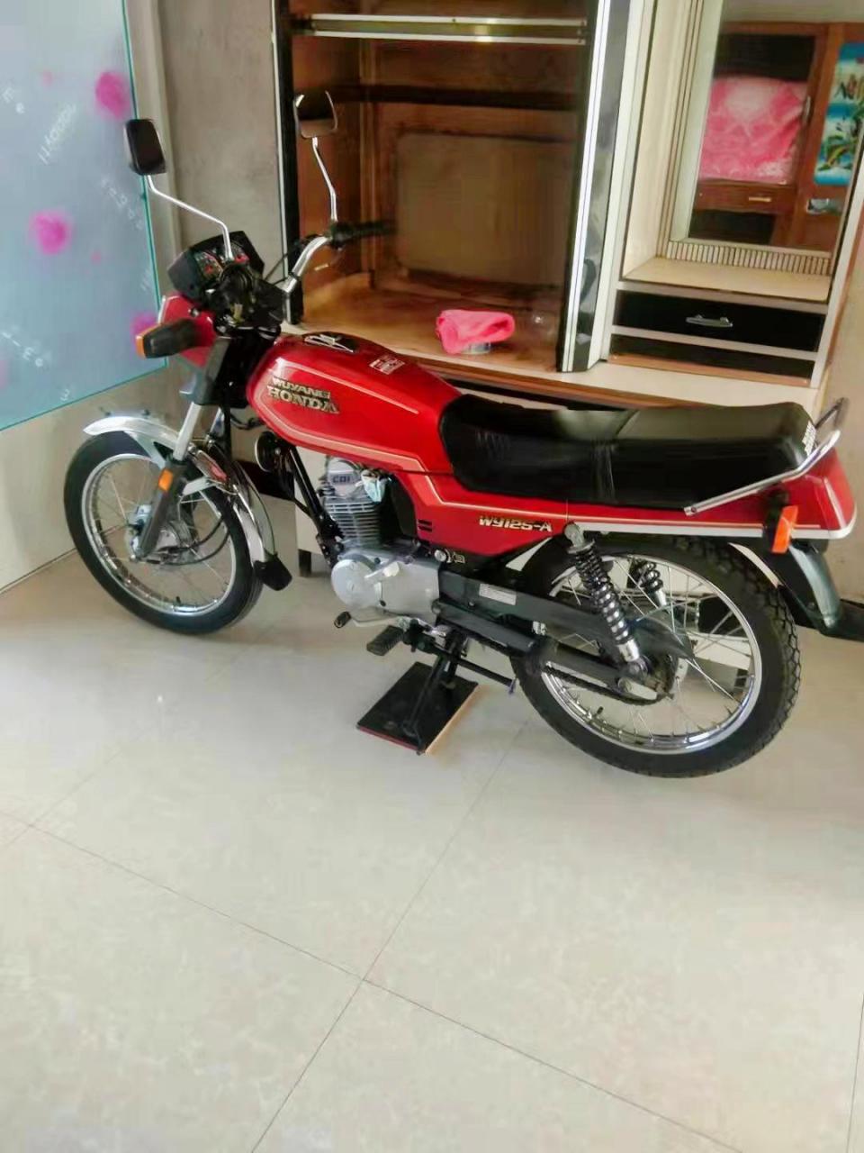 大极品一台95年本田五羊125黑条机摩托车,经典中的经典提速小飞机