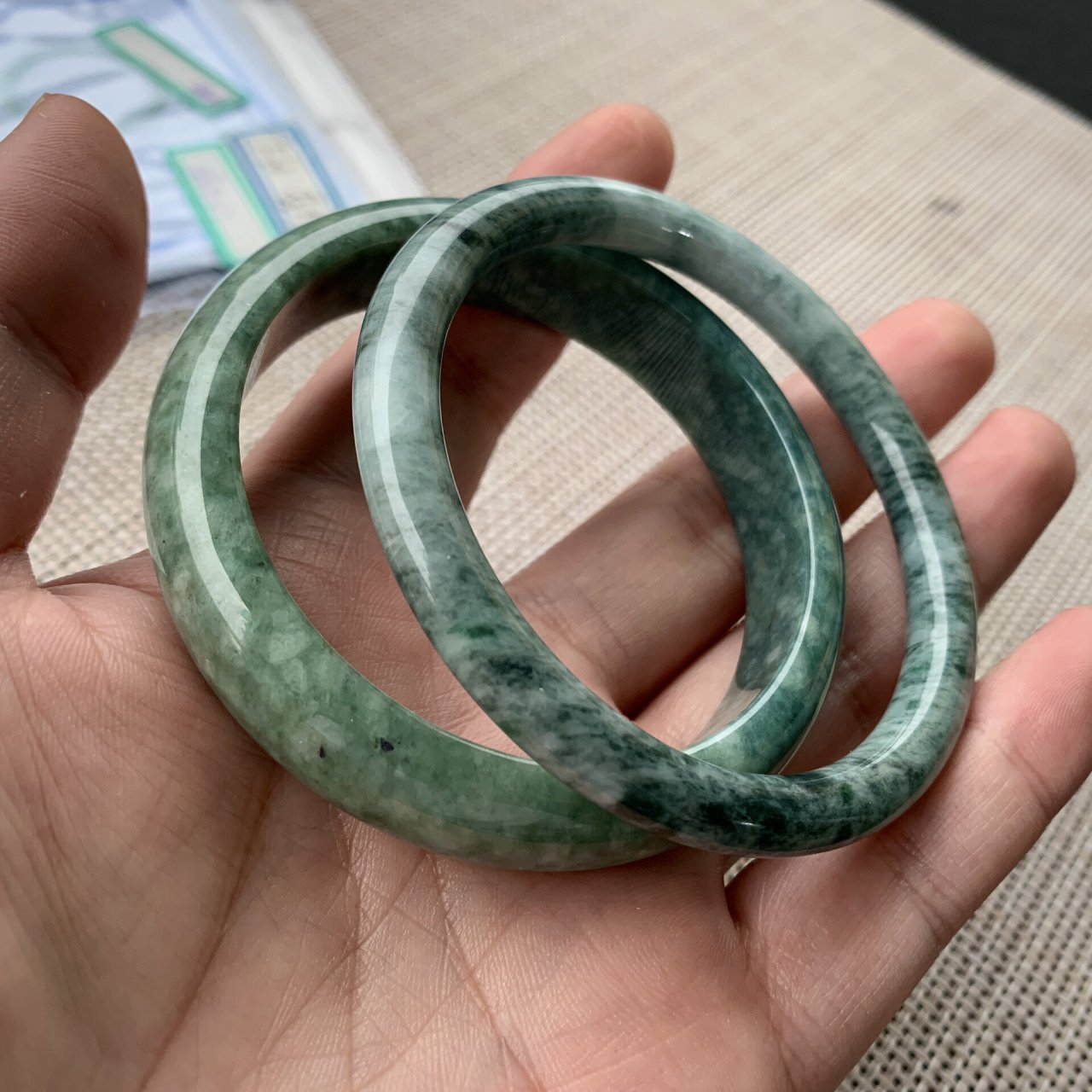 瓷实感 我们常说的"大理石手镯"指的就是瓷底翡翠手镯 	 玉化不好