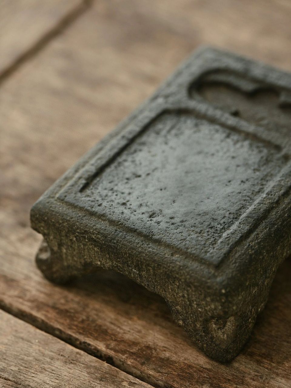 青石"墨意"砚台 此件老青石砚,呈长方形,砚堂平整开阔,砚池呈海棠形