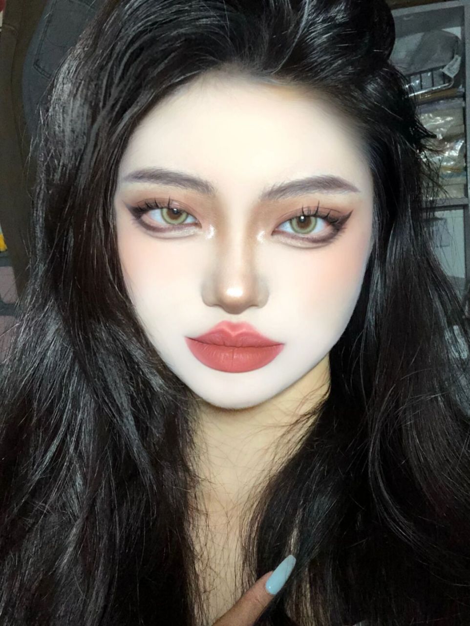 全包上扬眼线超级好看～毛流感的眉毛加上棕绿色的瞳孔 猫感十足