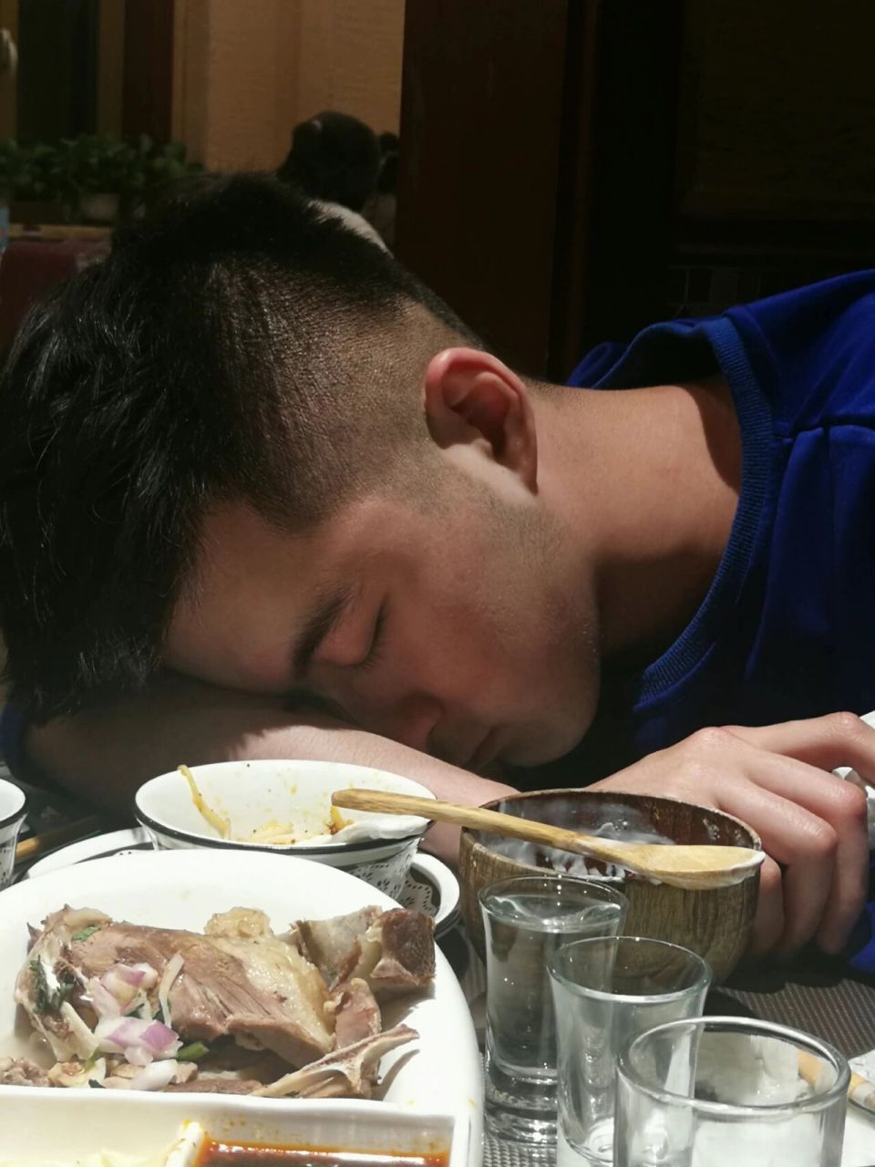 把这个帅哥灌醉了,来个人送他回家 终于把他灌倒了,来个人送他回家#隔