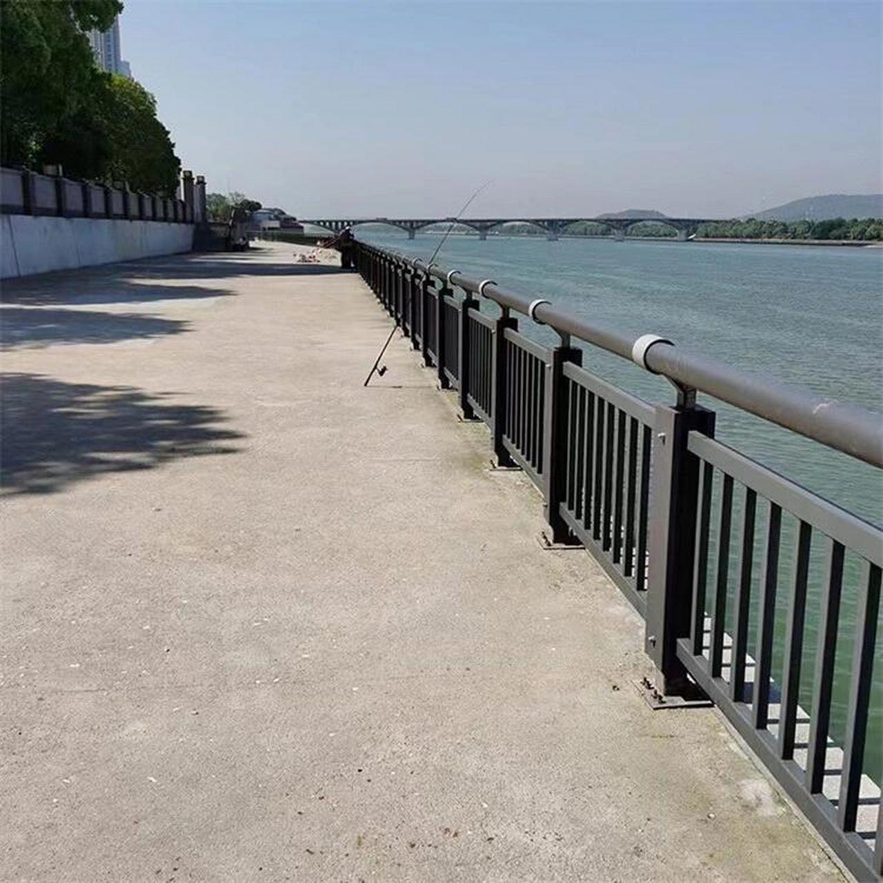 景观河道桥梁护栏性能介绍 河道护栏本身是一种障碍物,它的设置是有