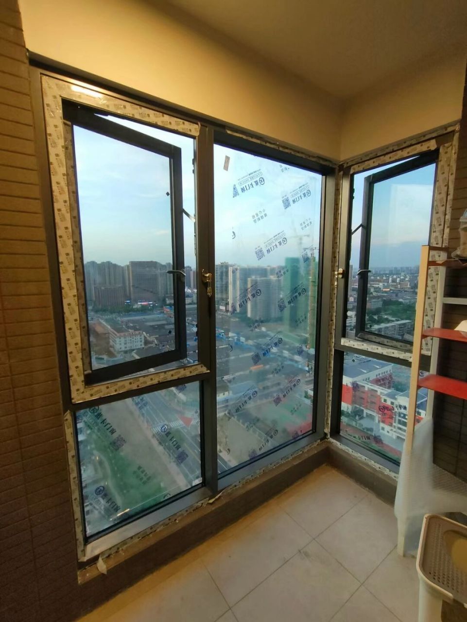 蓝卡118系列系统窗纱一体 品牌:蓝卡门窗 铝材:原生铝6063–t5 系列