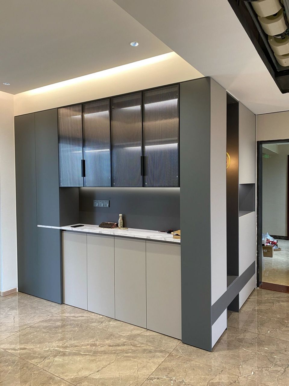 酒柜中空台面穿插大理石纹25厘夹板. 爱了吗?