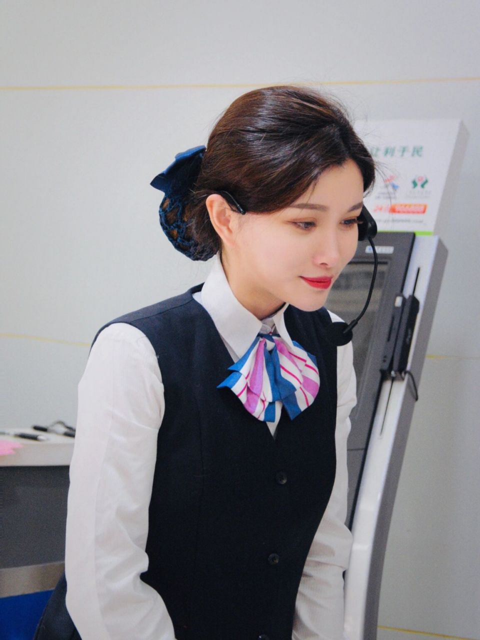 银行小姐姐浅发一下工作照 在旁边帮忙修剪花枝也觉得很开心 永远喜欢