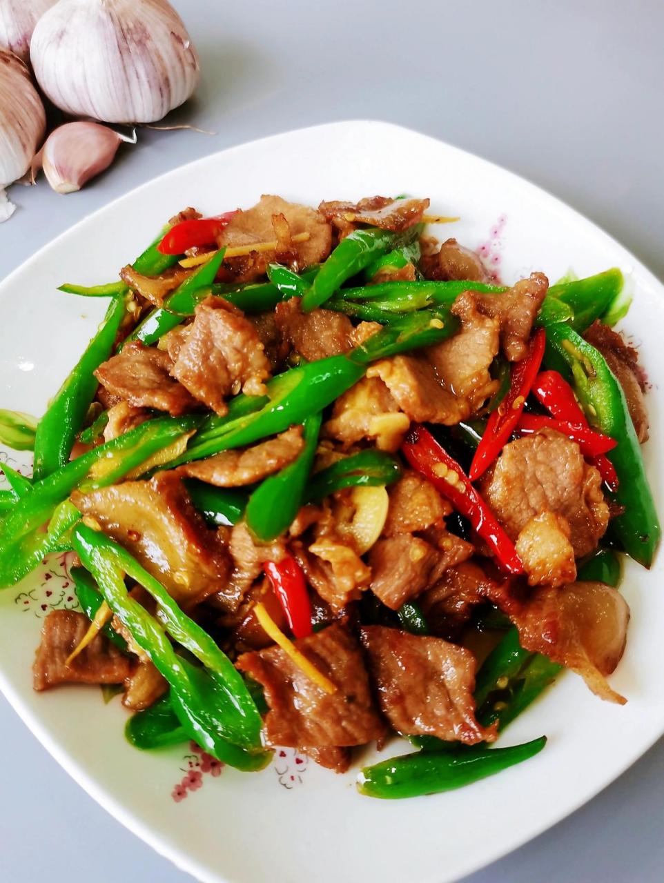 农家小炒肉家常做法,肉嫩鲜香～ 食材 主料:前腿肉250克,   青辣椒