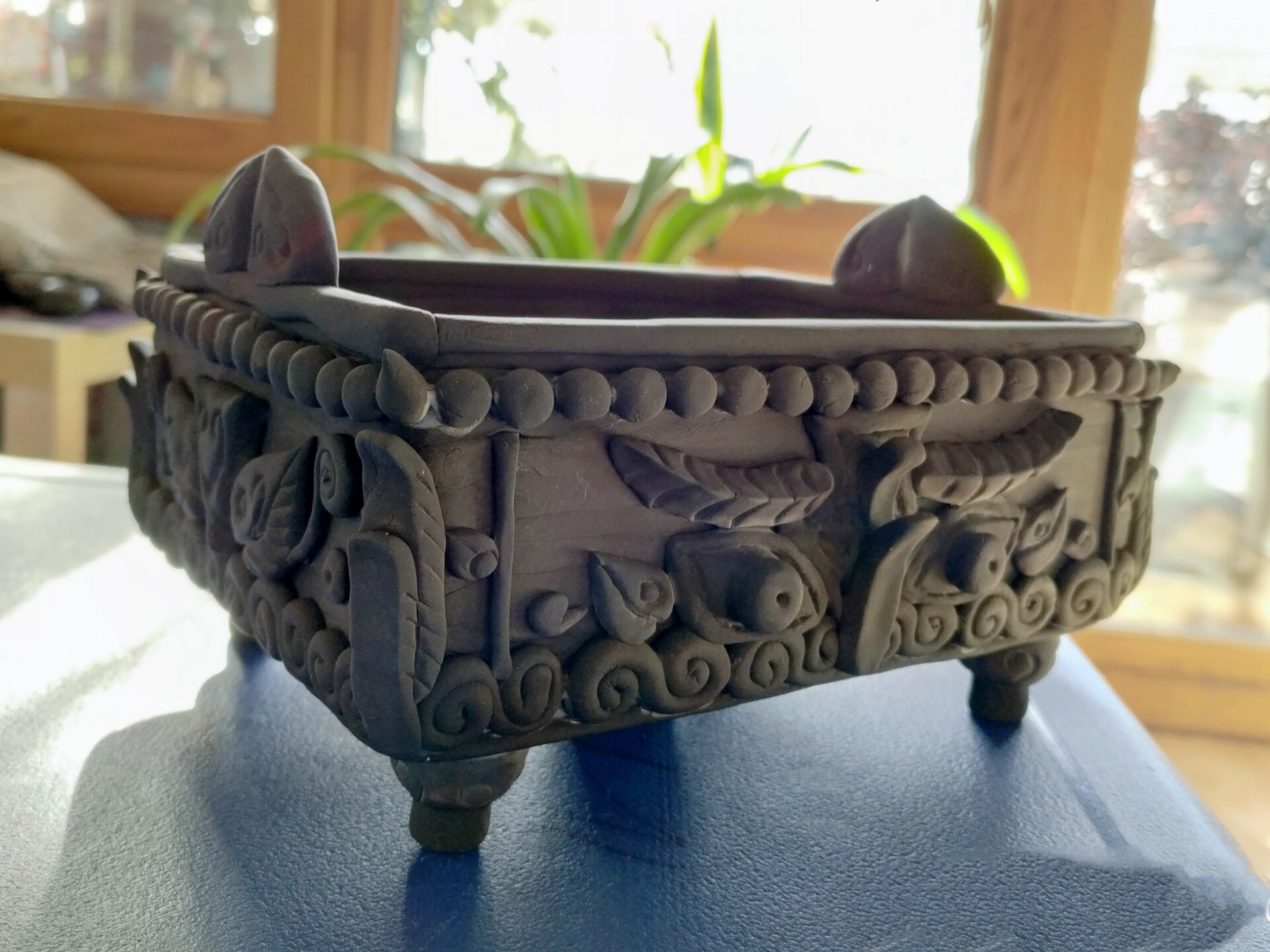 粘土diy青铜鼎 粘土diy仿青铜小鼎,孩子觉得好玩,金色丙烯颜料涂的有