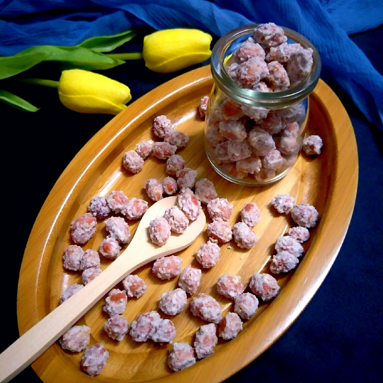 超好吃的挂霜花生,分分钟就能搞定# 食材:花生,白糖,水,玉米淀粉 把