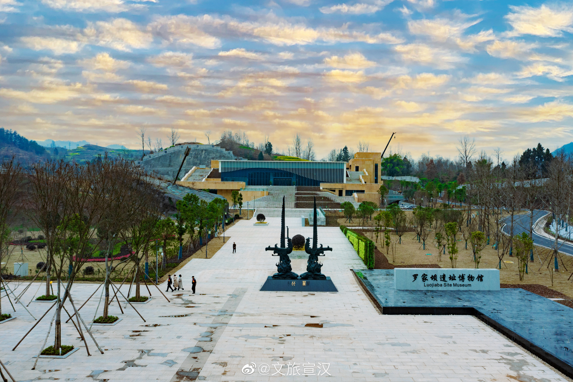 油菜花海中的罗家坝遗址博物馆,遗世独立,诉说着古朴和浪漫.