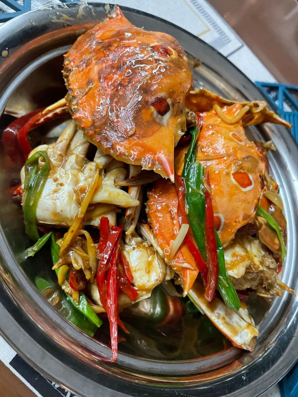 姜葱炒三眼蟹 16615螃蟹先炒熟,捞出 26615爆香姜丝和辣椒丝