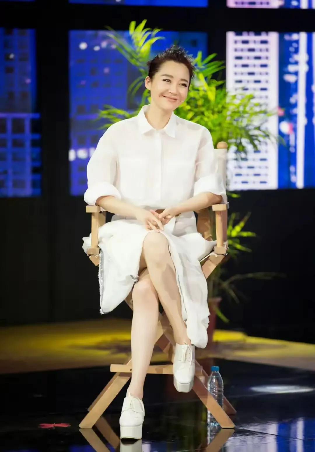 55岁的许晴依旧是甜妹儿!
