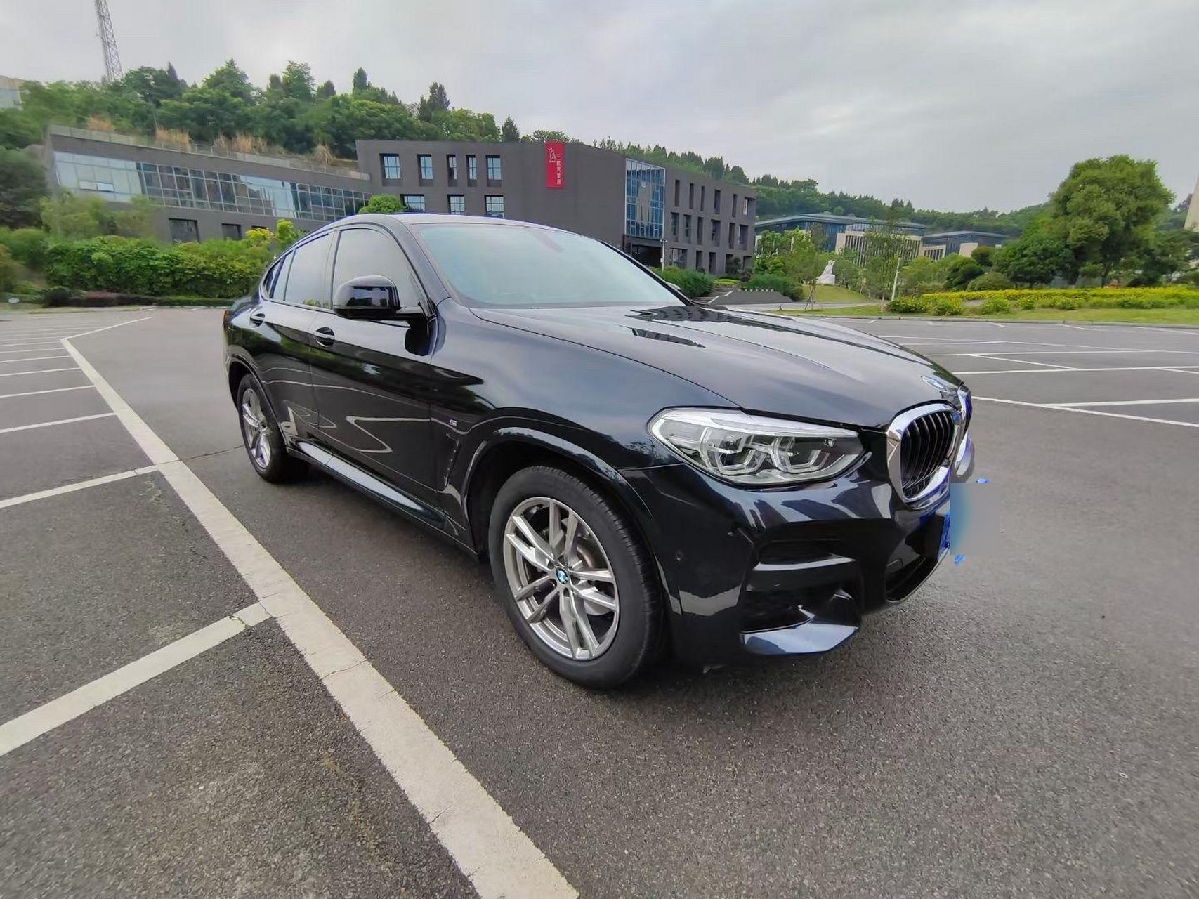 21年21款宝马x4 xdrive 25i m运动套装,两万公里,4个面补漆,无换件