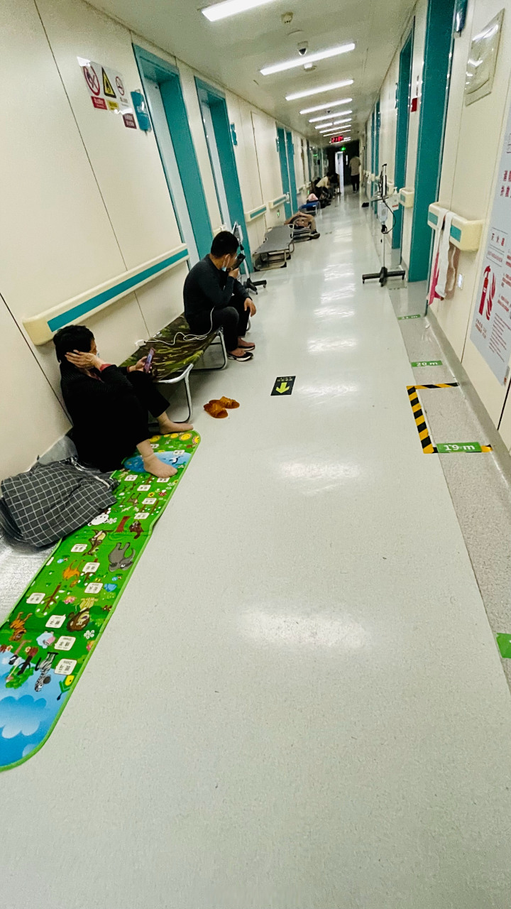 一床难求的#河南省人民医院# ,走廊过道上除了传统的折叠陪护床,还多