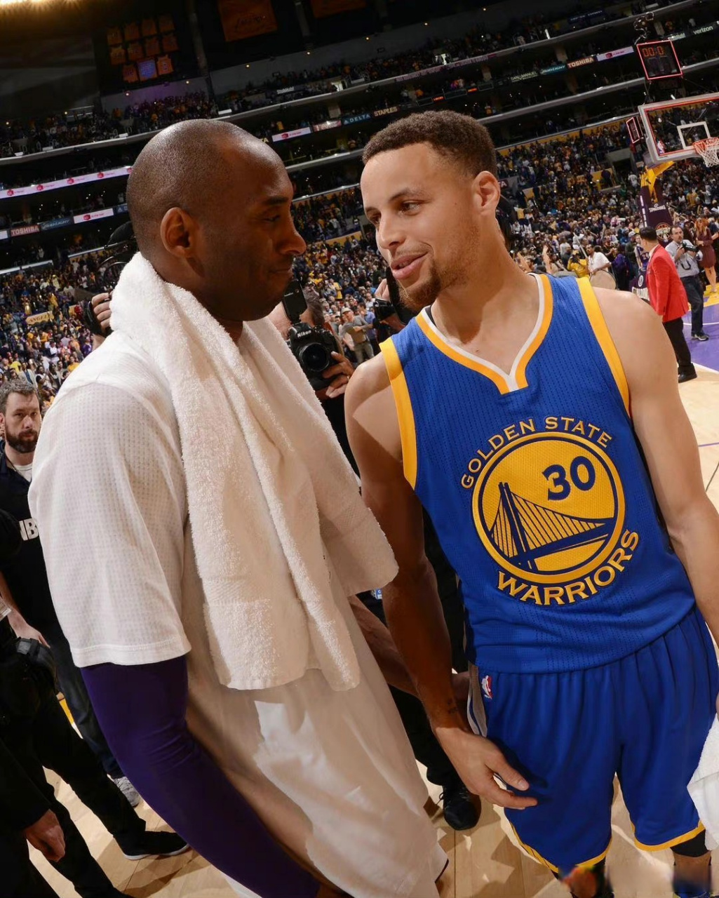 自从科比飞机失事后,库里将自己和科比的合照作为推特的背景图,三年来