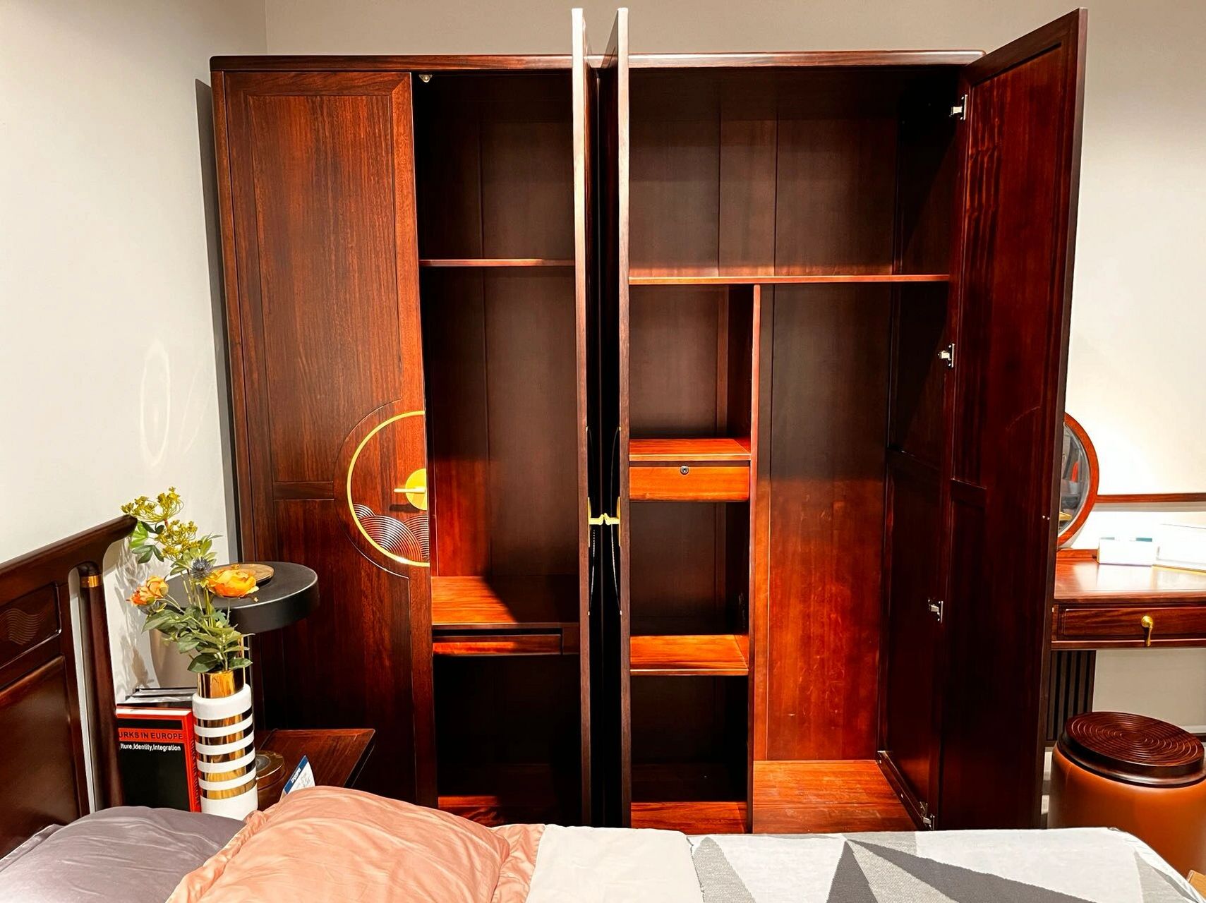 今天小编为大家带来一套东方冠雅的实木家具,东方冠雅在国内属于一线