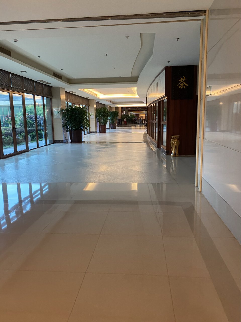 衡阳林隐假日大酒店 比较老久的一家酒店,环境真的还不错,很宽敞的