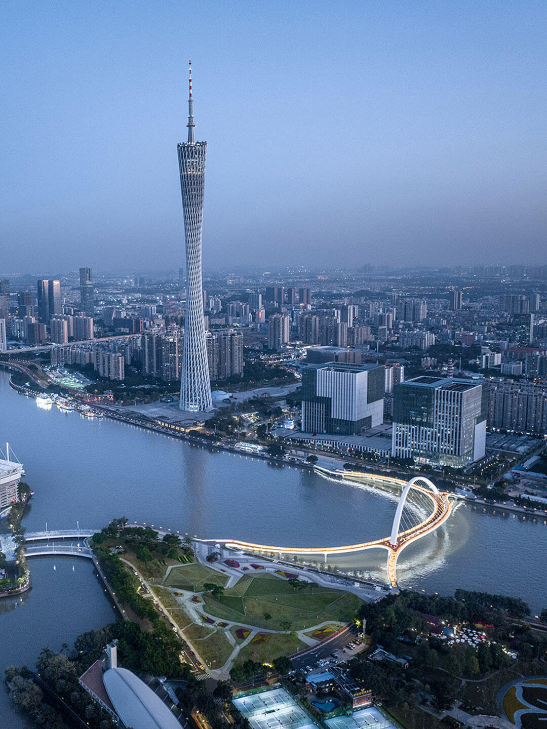 珠江核心最佳环视观景面 海心桥是广州第一条跨珠江人行景观桥,位于