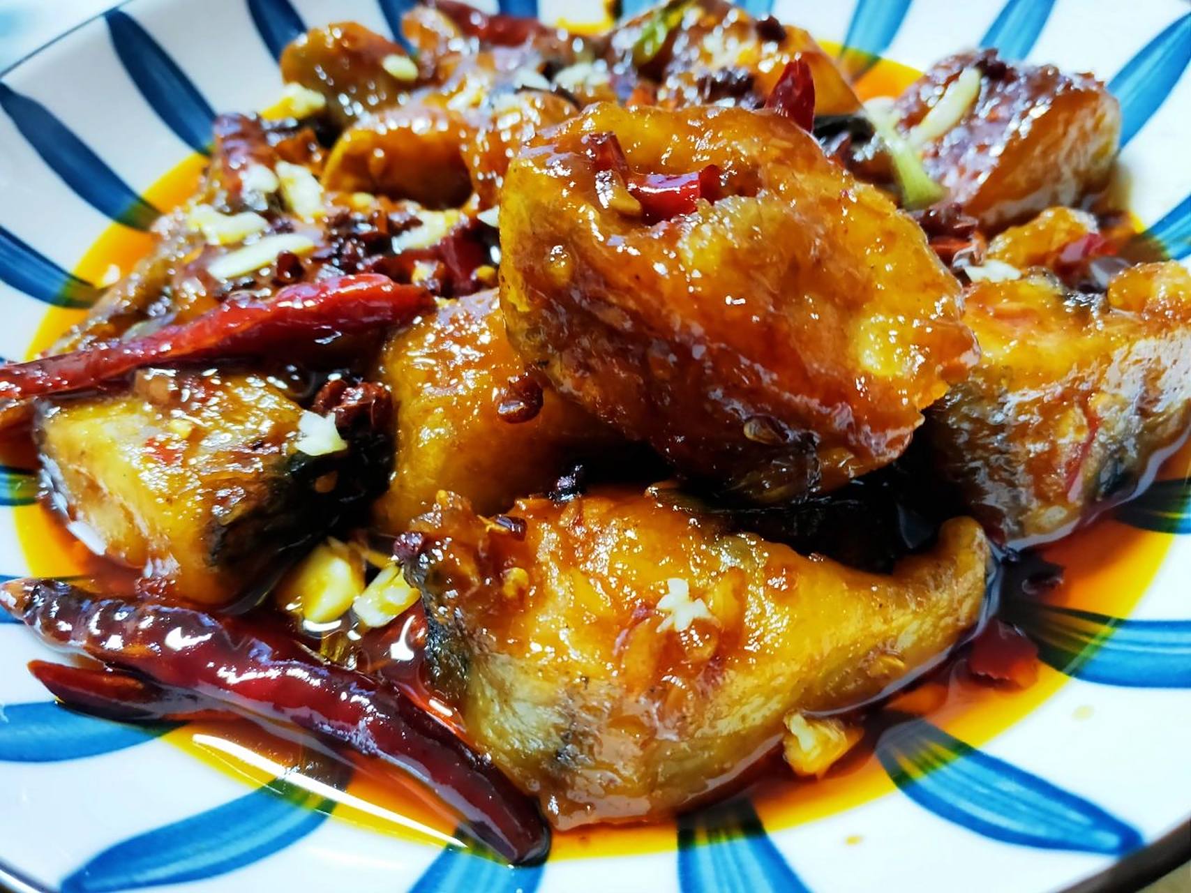 家庭版麻辣鳕鱼 【准备食材】整条鳕鱼,葱,姜 【准备调料】料酒,白