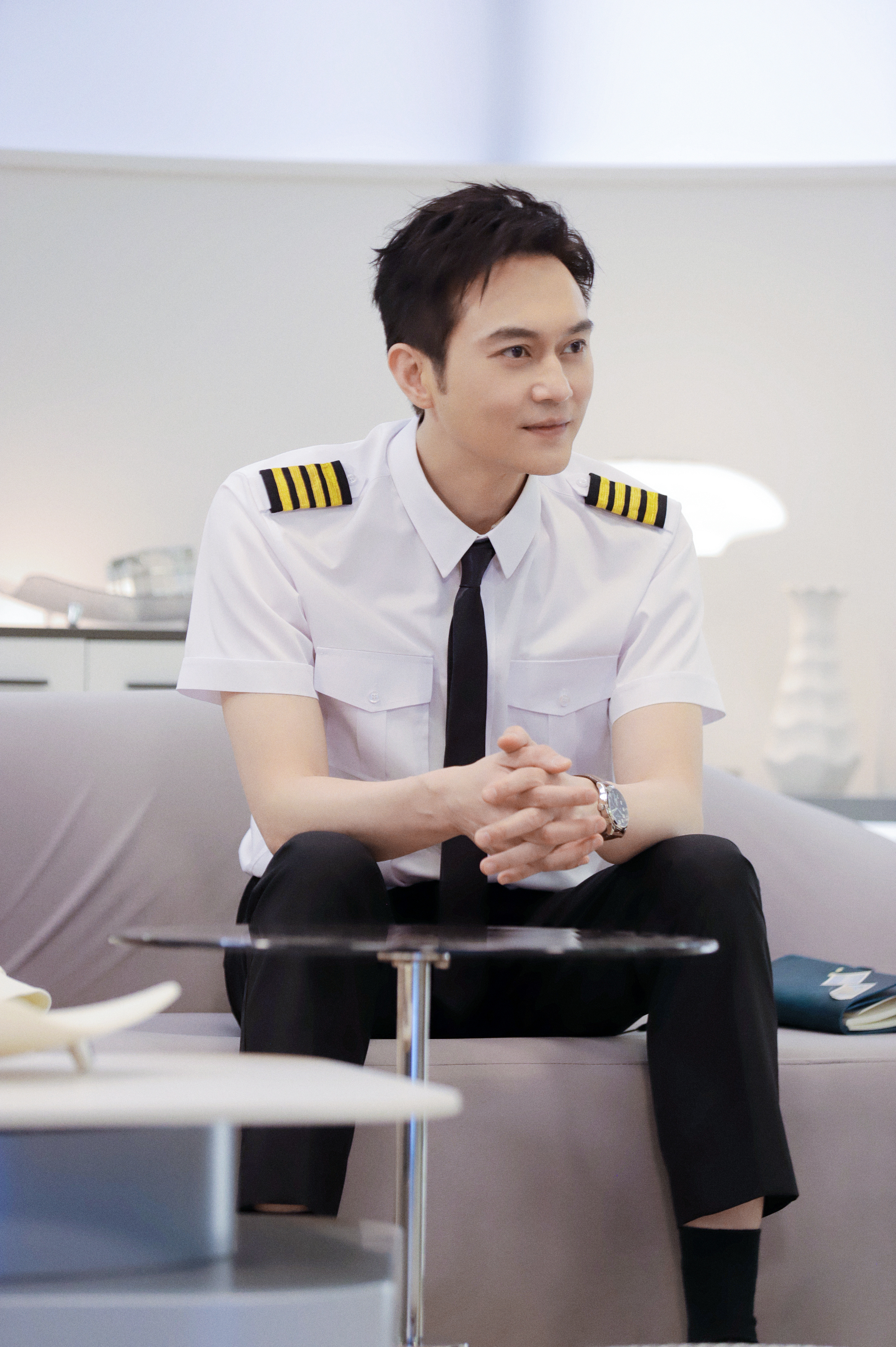 张智霖年轻时的美照,果然气度不凡,现在即使年纪大了,颜值依旧在线