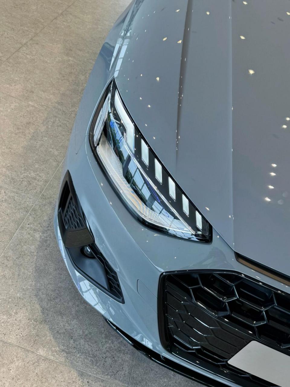 奥迪a4l  原厂稀有颜色 纳多灰阿拉斯红内饰