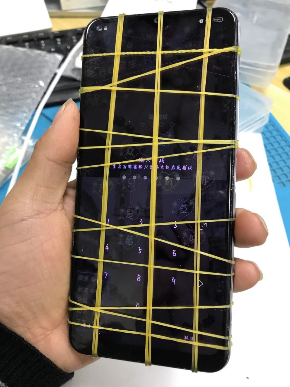 vivo iqoo u1x 屏幕摔碎了 拯救她～90 如图:这个iqoo手机屏幕碎了