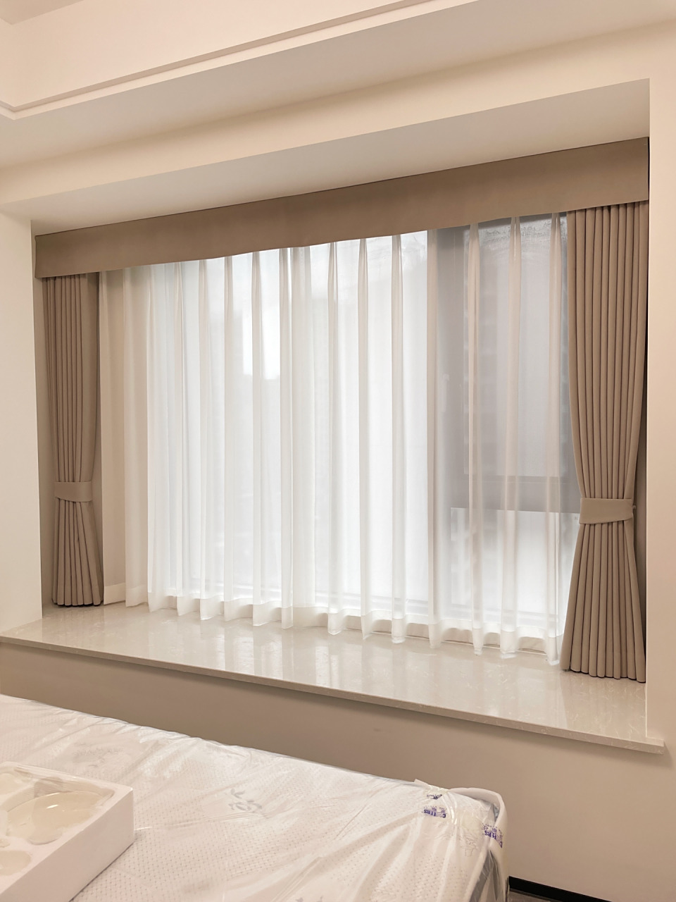 布 纱 帘头装在飘窗内 既节省了空间 又美观大方,简洁大气的帘头既