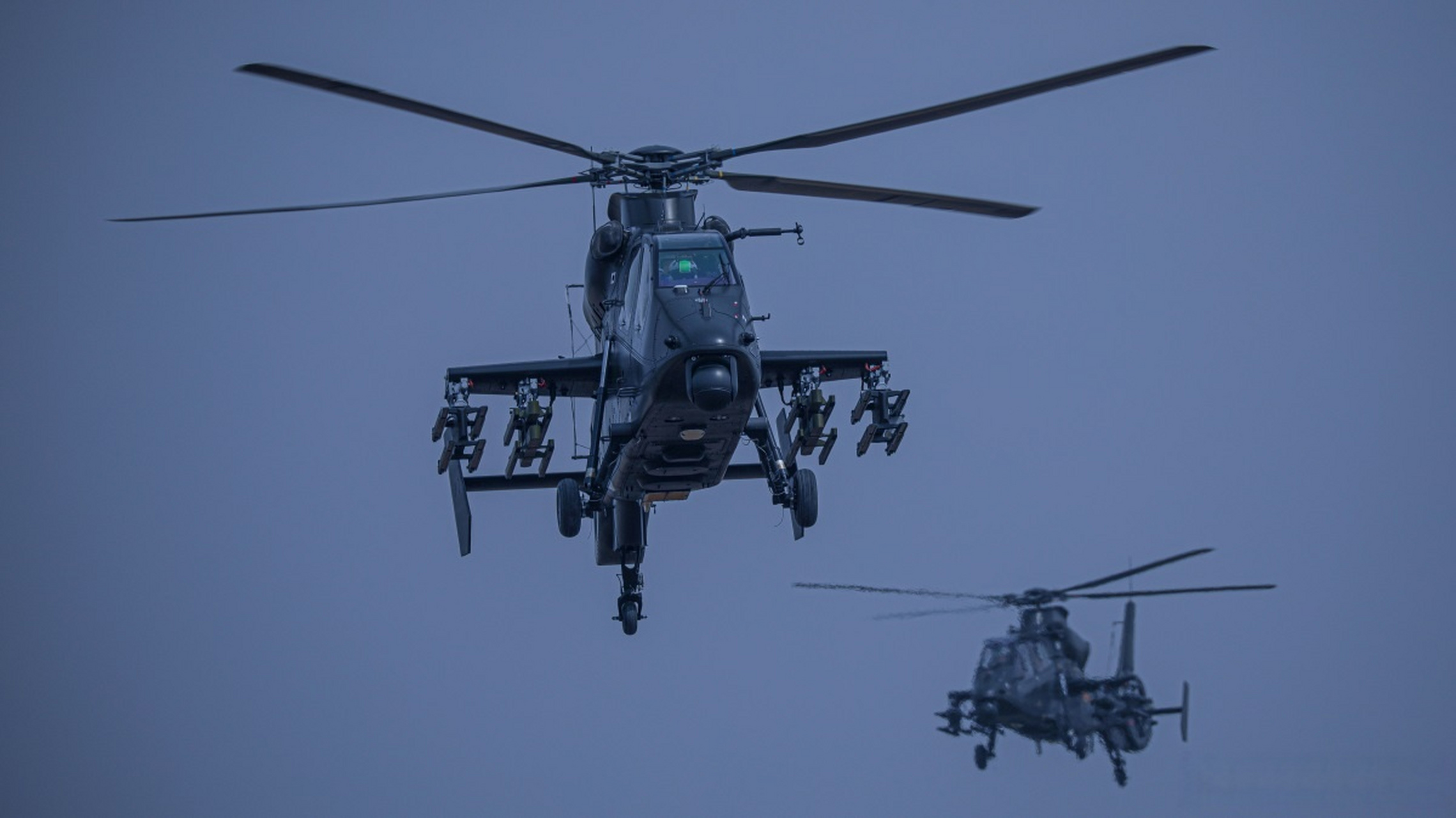 直击陆航直升机跨昼夜实弹射击】海上波涛汹涌,空中火光四射.