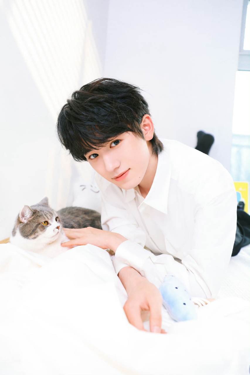 宋亚轩白衬衫九宫格   穿白衬衫也太好看了吧宋亚轩!