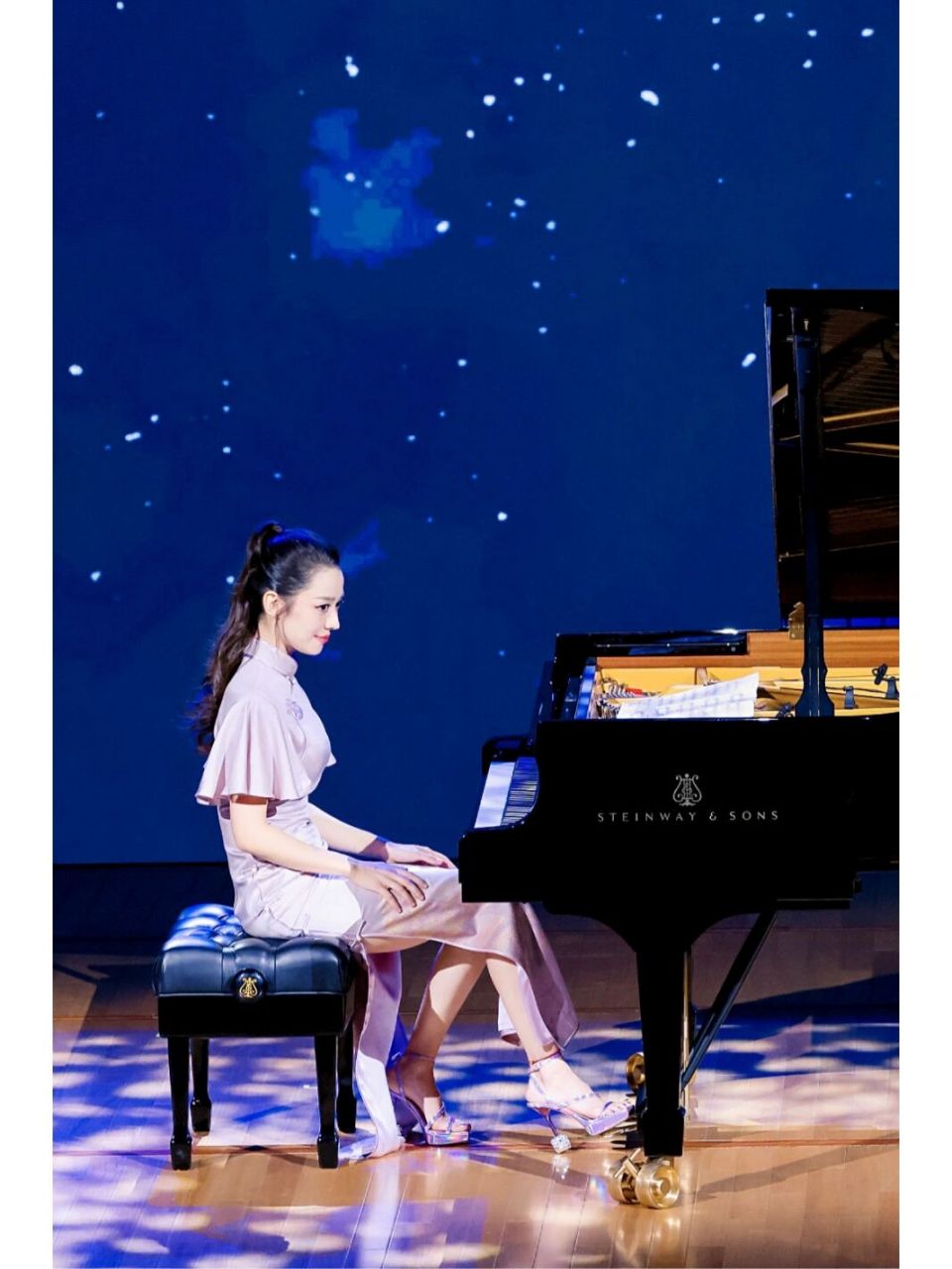 吉娜上海站钢琴独奏会圆满成功95 妆发