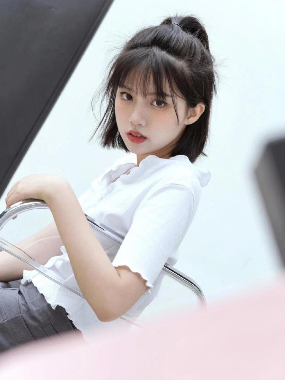 短发半扎 帅吗 最近在努力尝试不一样的造型中 这个还挺帅的!