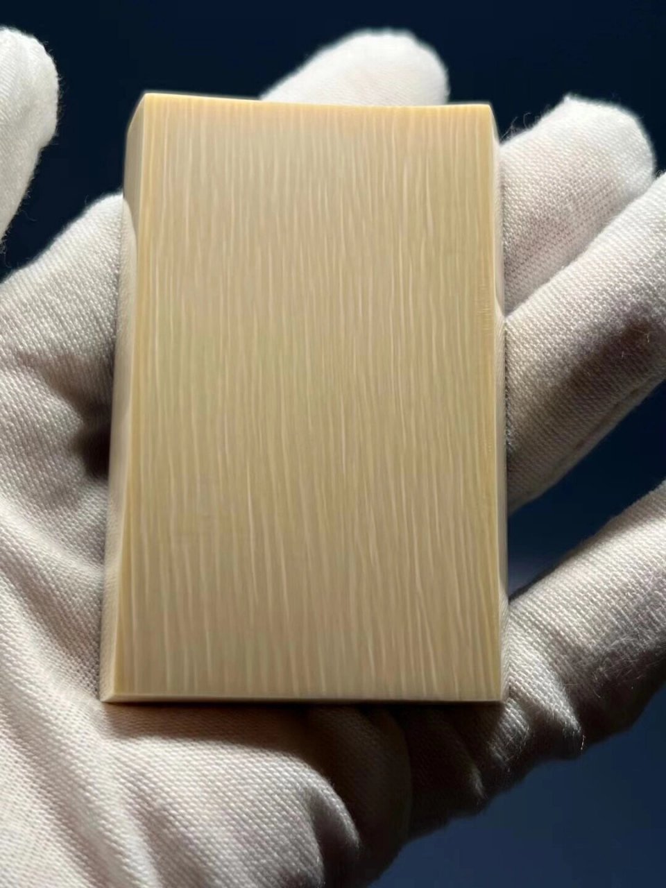 猛犸象牙蓝皮的形成 猛犸象牙蓝皮是经过上亿年的氧化形成的,通常蓝皮