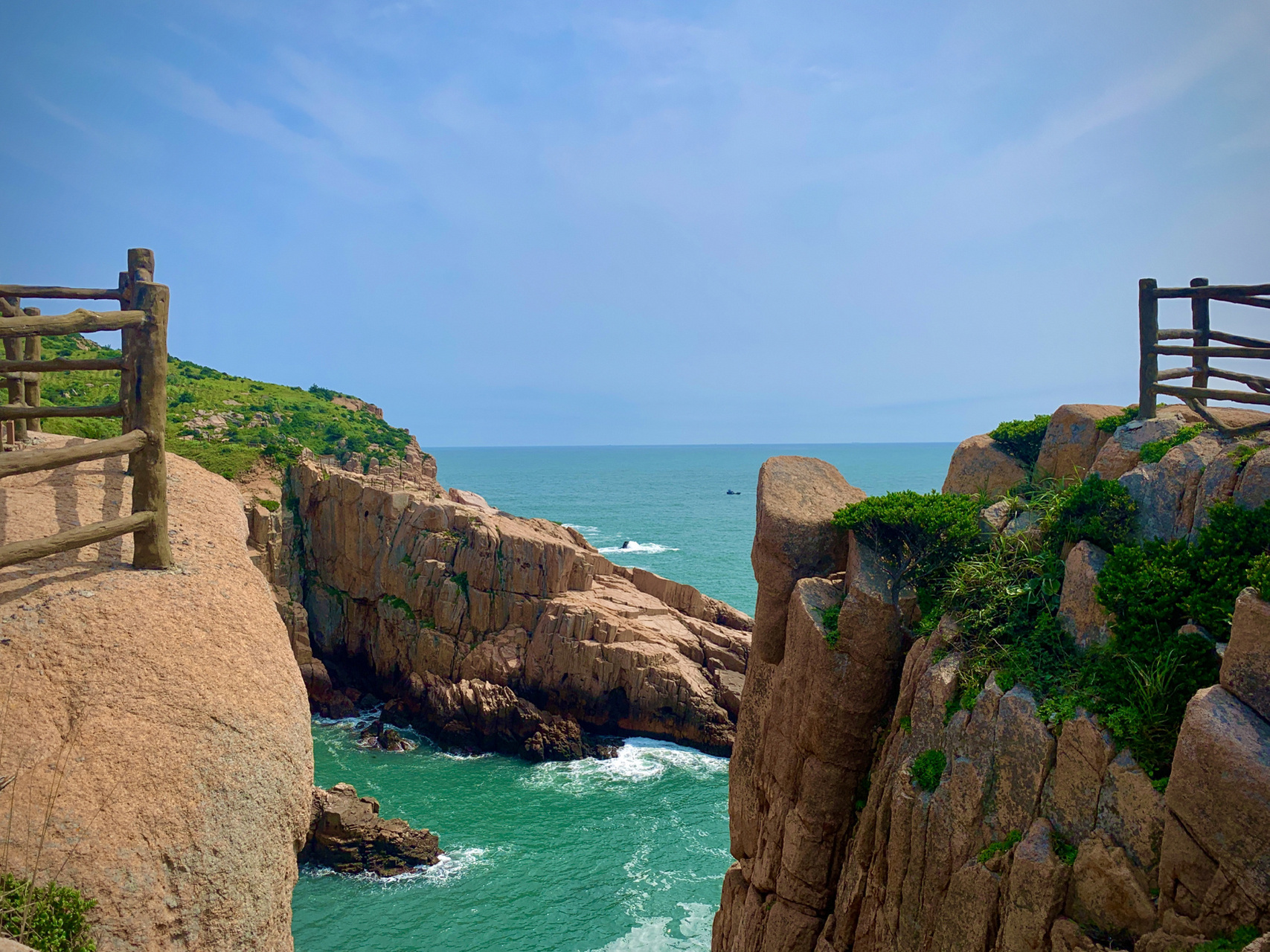 舟山旅游·东崖绝壁 在嵊山岛最东端,也是舟山群岛的最东端,高达数十