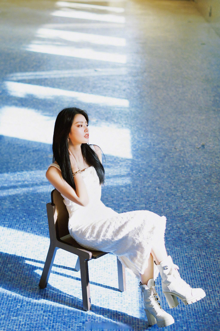 徐若晗蜜桃妆# @徐若晗cici 蜜桃清透妆容感,眼神中满满故事感,时尚