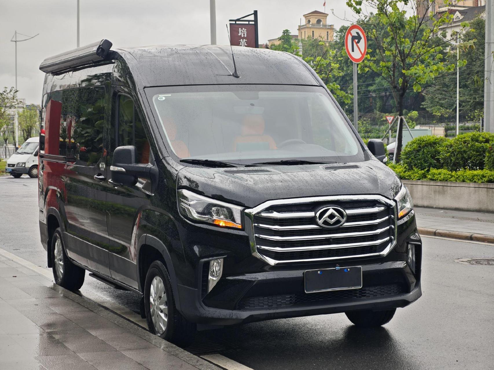 22年上汽大通v90长轴高顶智运版6座 2.