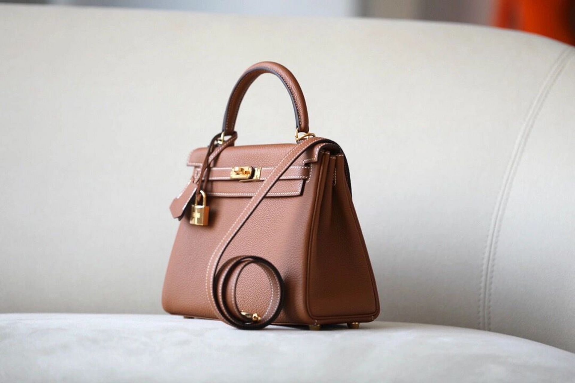 hermes爱马仕kelly25金棕金扣togo皮 金棕介于全黑全白和艳丽的颜色