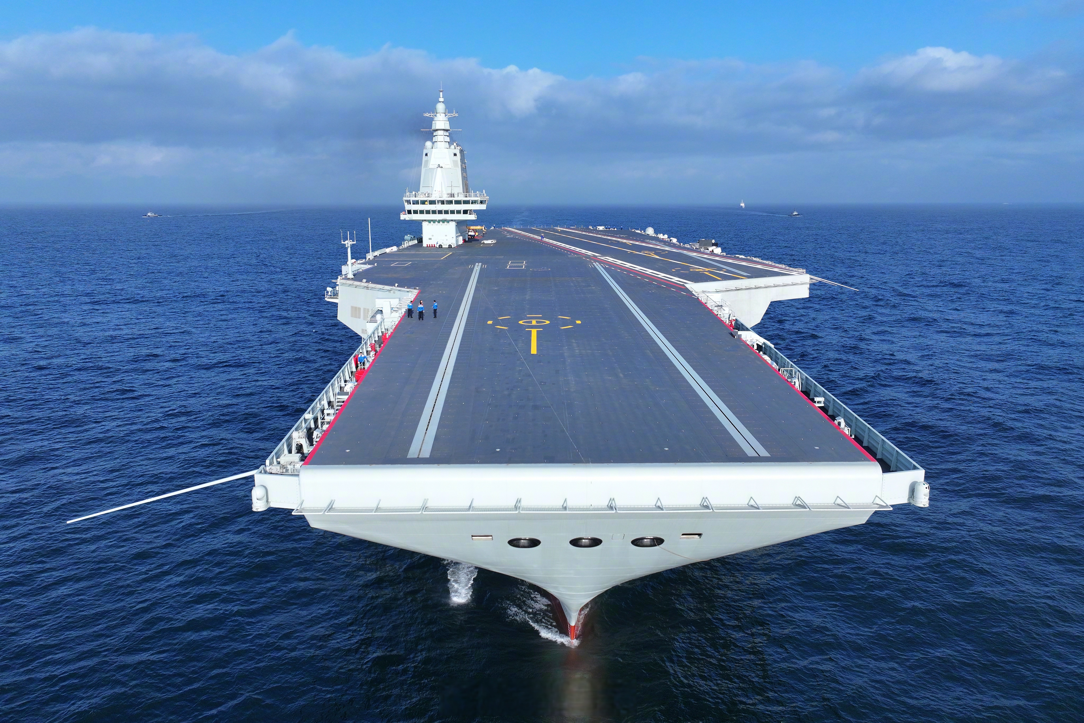 【海军福建舰顺利完成首次航行试验】中国军号上海5月8日电 记者