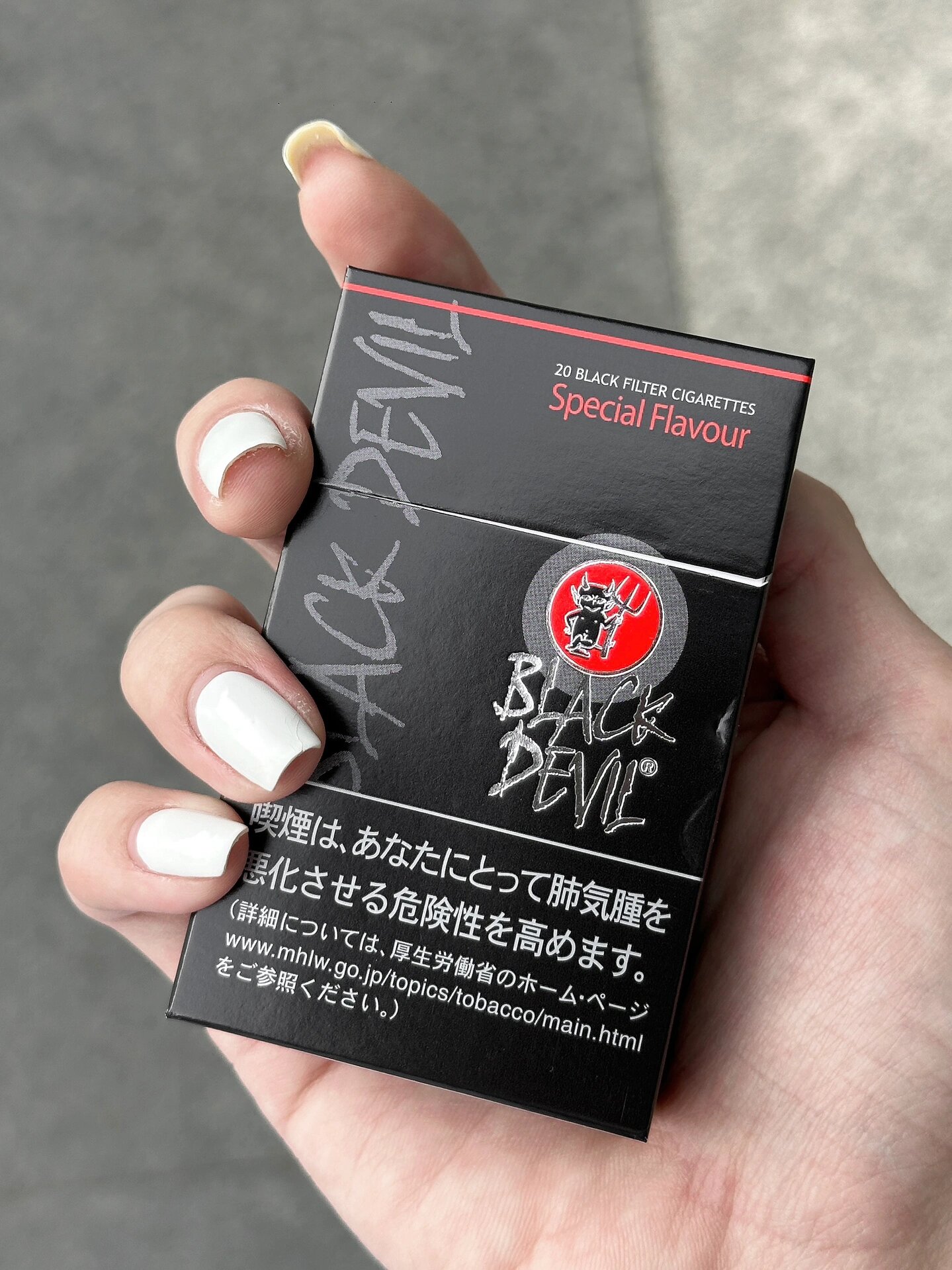 湖州烟草网上订货：黑魔鬼口感卡比龙香烟以其独特的无烟味特征和细腻的口感，在烟草市场上独树一帜，吸引了众多消费者的目光。本文将从多个维度深入剖析卡比龙为何没有明显的烟味，以及它的口感究竟如何。