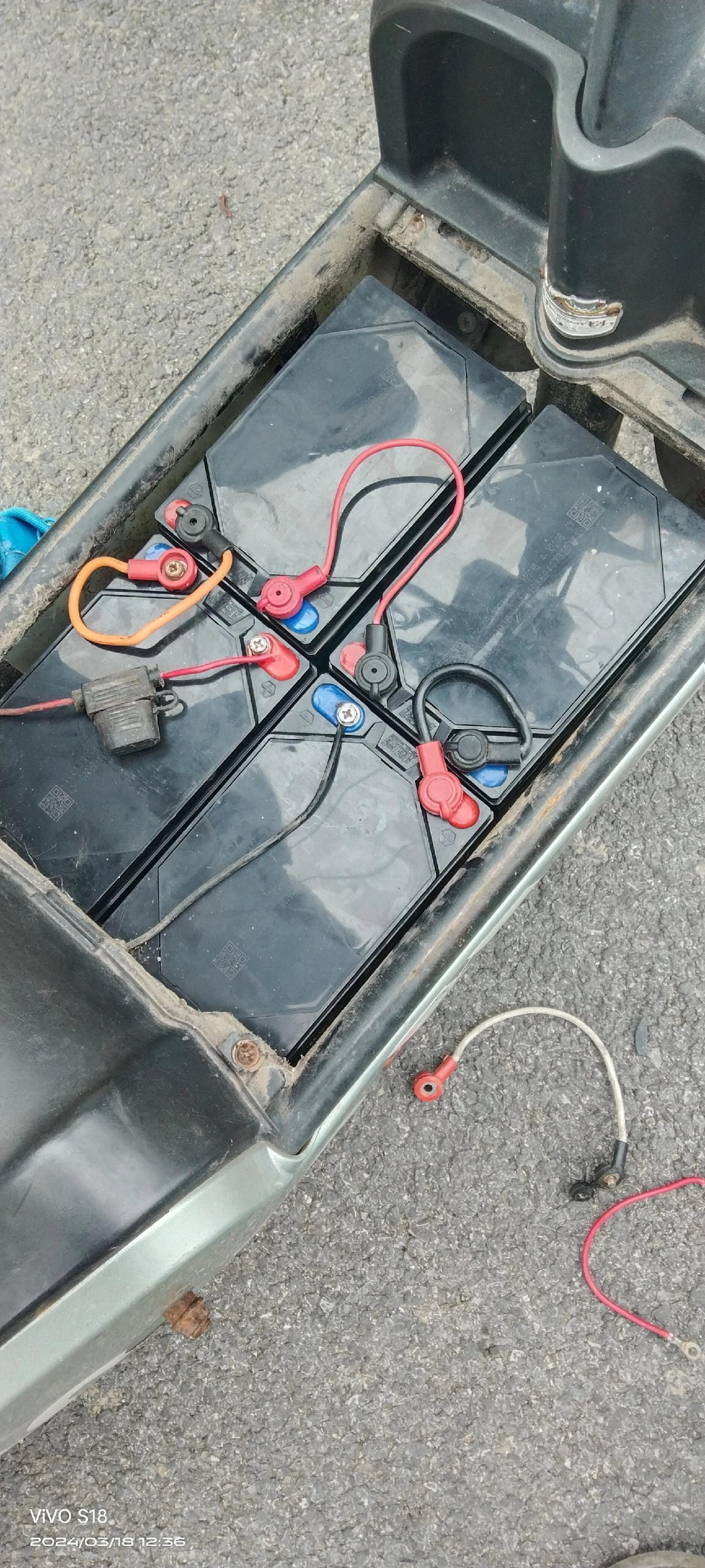 更换4812超威石墨烯电瓶.更换48v12安超威石墨烯电瓶 更换电池 换轮胎