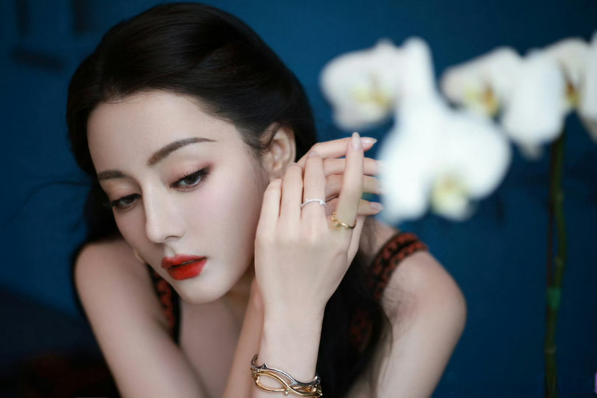 迪丽热巴红色刺绣吊带裙#dear-迪丽热巴 今日线下活动造型释出～红色