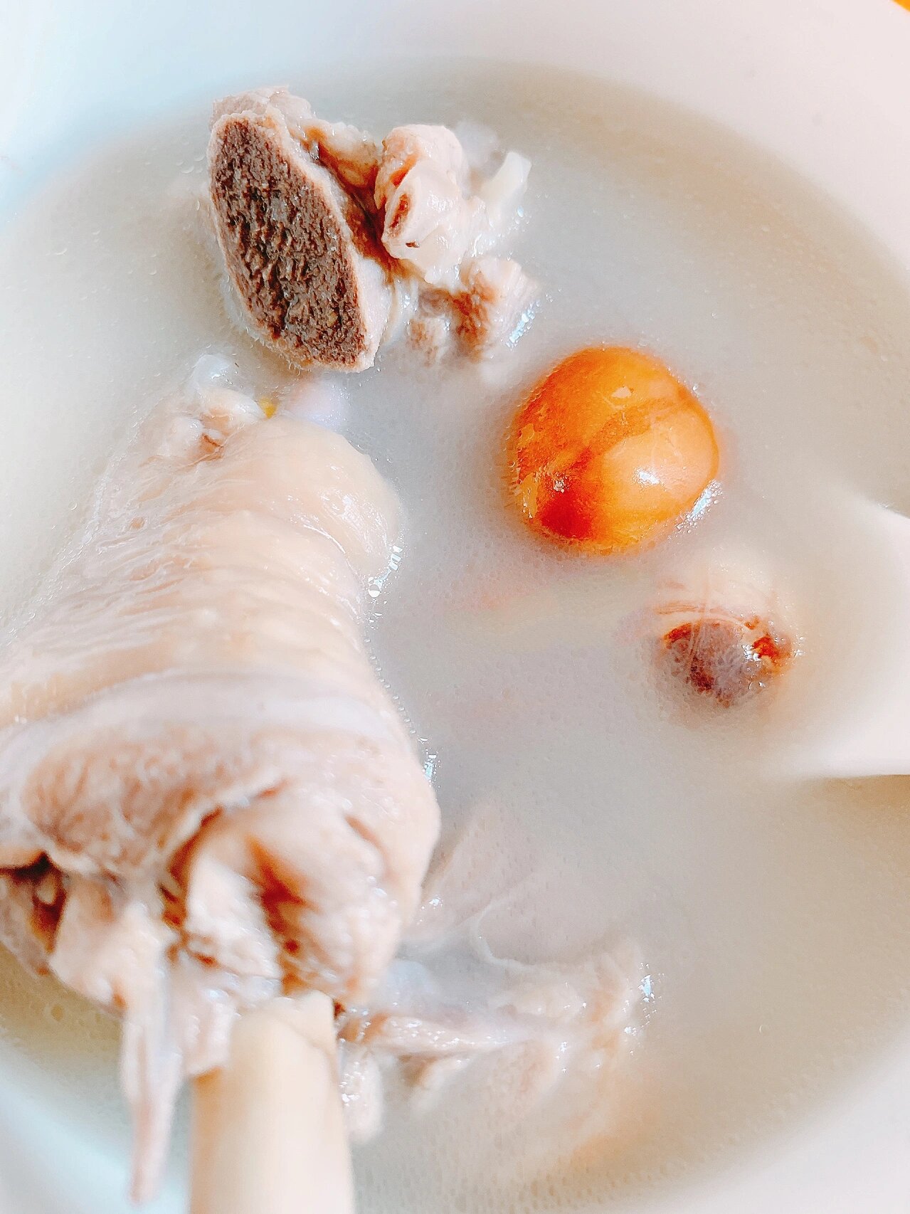 凤眼果鸡汤,粉糯鲜甜,清热解毒～ 今天学煲个新汤:凤眼果鸡汤!