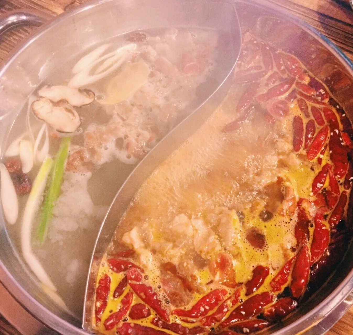 吃火锅选鸳鸯锅,总是红汤先开(即沸腾),清汤后开. 这是为什么呢?